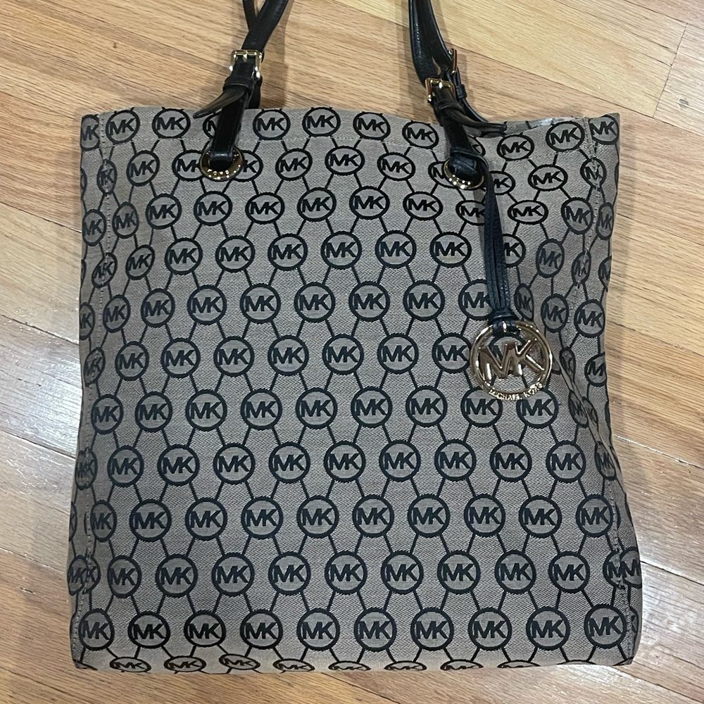 Gently But Barely Used Mk Large Tote Great Condit… - image 1
